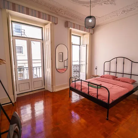 On Calcada Do Combro, Location Проживание в семье
